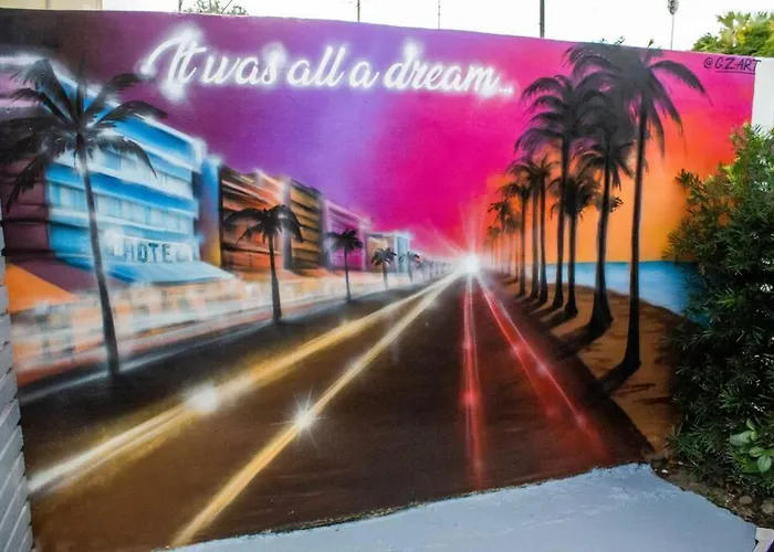 Cozy & Colorful Miami Art Canvas W/Hottub & Murals