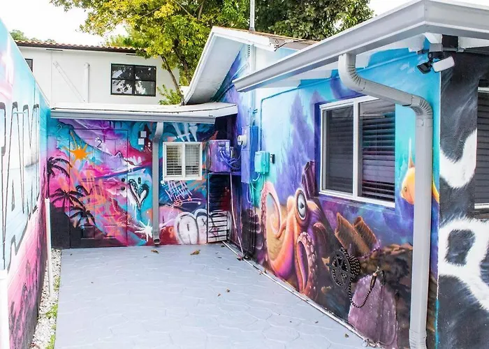 Cozy & Colorful Miami Art Canvas W/Hottub & Murals