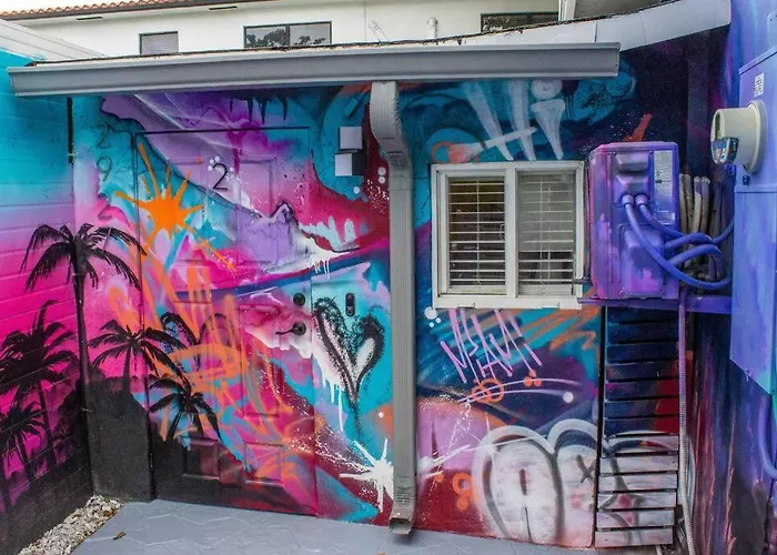 Cozy & Colorful Miami Art Canvas W/Hottub & Murals